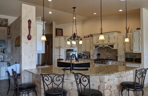 Penrose House | Family Sized, Spacious 2 Story, Mountain Views, Pool Table, Smart T.V's