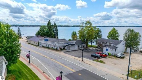 Lake City Hotel | Family Stay - 4 Cozy Combined Studios