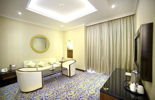 Al Mankhool House | Family Suite Near Burjuman Metro By Luxury Bookings
