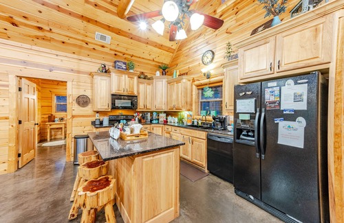 Broken Bow Cabin | Family Time, Hot Tub, Play set, Fireplace, Outdoor Fire pit! Great for Families!