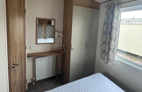 Clacton-on-Sea House | FamilyCaravan-SeaView-Garden-Ensuite-NearBeach