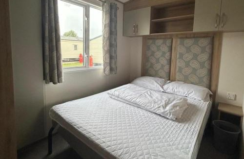 Clacton-on-Sea House | FamilyCaravan-SeaView-Garden-Ensuite-NearBeach
