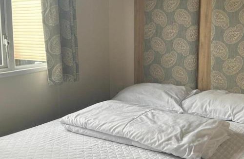 Clacton-on-Sea House | FamilyCaravan-SeaView-Garden-Ensuite-NearBeach