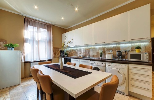 Belvaros - Lipotvaros Apartment | Famous Budapest Champs Elys es Fashion Street