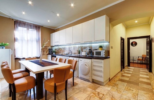Belvaros - Lipotvaros Apartment | Famous Budapest Champs Elys es Fashion Street
