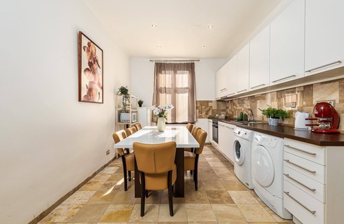 Belvaros - Lipotvaros Apartment | Famous Budapest Champs Elys es Fashion Street