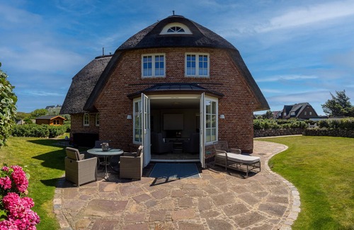 Wenningstedt-Braderup House | Fantastic thatched beach house with 6 rooms on approx. 200 m², for up to 6 people.