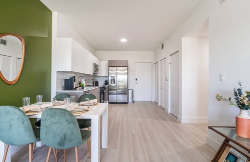 Hallandale Beach Apartment | Fantastic 2/2 Apt in Hallandale Beach with WiFi, AC
