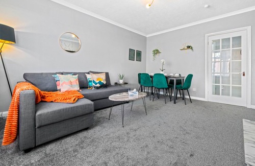 Coatbridge Apartment | Fantastic 3 bedroom Apartment with private driveway