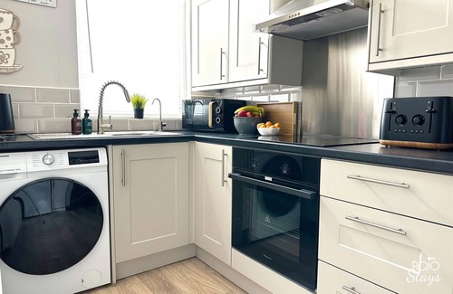 Leeds House | Fantastic 3-bedroom house in Leeds for families and contractors. Free parking.