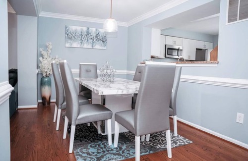 Springfield House | Fantastic 3-bedroom townhome with in Springfield