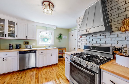 Boothbay Harbor House | Fantastic cottage and apartment with fast WiFi, firepit, & furnished deck