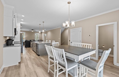 Morehead City House | Fantastic duo in the heart of all the action with fast WiFi, central AC & W/D