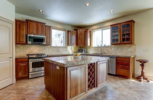 Redmond House | Fantastic Eagle Crest Home, Resort Pool, Fitness Center, Golf, Pickleball, Fireplace, Quiet Street