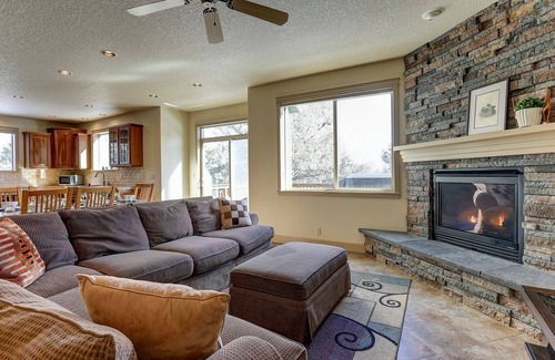 Redmond House | Fantastic Eagle Crest Home, Resort Pool, Fitness Center, Golf, Pickleball, Fireplace, Quiet Street