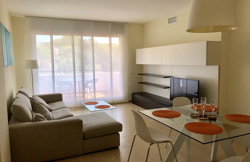 Sant Feliu de Guixols Apartment | FANTASTIC APARTMENT, 5MINS FROM THE BEACH WITH SWIMMING POOL, PARKING & INTERNET
