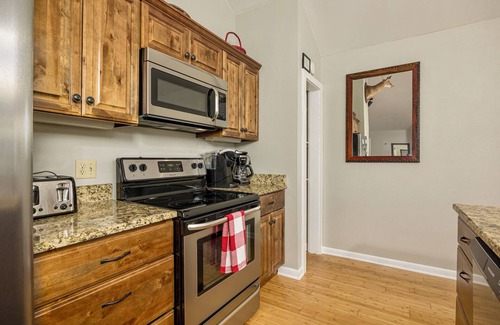 Chalet Village Ski Chalet | ❤Fantastic Fall⛰Hot Tub/Theater/5min to GSMNP/WiFi/Close to Gatlinburg