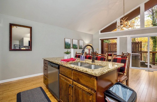 Chalet Village Ski Chalet | ❤Fantastic Fall⛰Hot Tub/Theater/5min to GSMNP/WiFi/Close to Gatlinburg