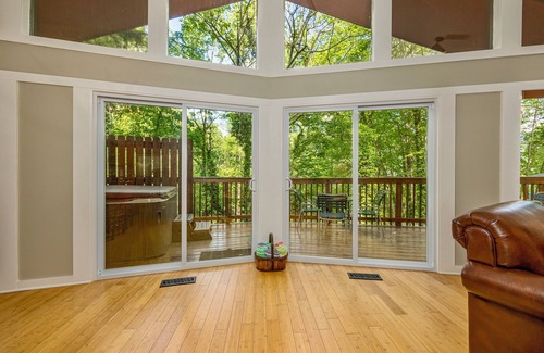 Chalet Village Ski Chalet | ❤Fantastic Fall⛰Hot Tub/Theater/5min to GSMNP/WiFi/Close to Gatlinburg