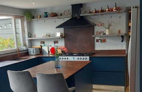 Woolacombe House | fantastic family home- central village location & short level walk to beach