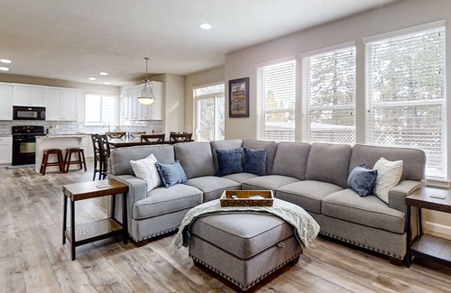 Southern Crossing House | Fantastic home near town, river & hiking with WiFi, deck, enclosed yard & grill