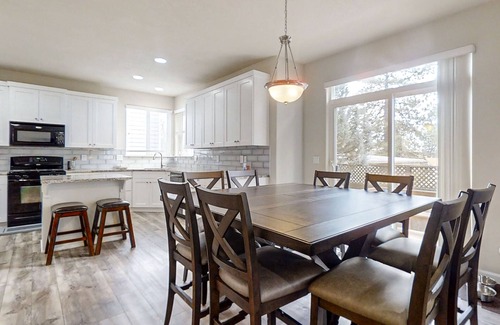 Southern Crossing House | Fantastic home near town, river & hiking with WiFi, deck, enclosed yard & grill