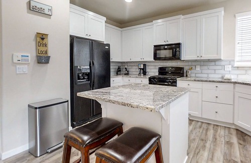 Southern Crossing House | Fantastic home near town, river & hiking with WiFi, deck, enclosed yard & grill