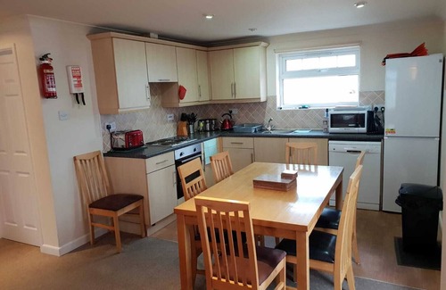 Saint Columb Major Cottage | Fantastic Location! Family Resort! Swimming Pools, Wi-Fi, Free Parking, Cornwall