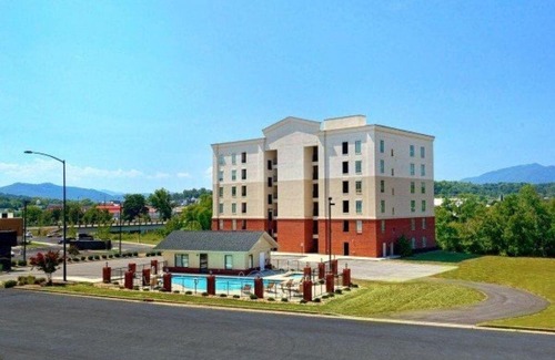 Sevierville House | Fantastic Location! River and Mountain Views 2BR/2BA Sleeps 6