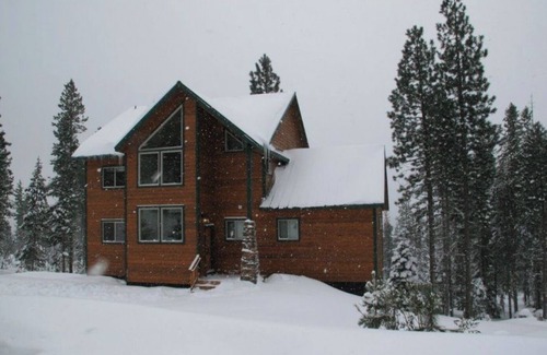 Crescent House | Fantastic Mountain Retreat ~ Close to lakes, mountains, streams