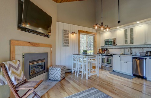 Century West Condo | Fantastic Mt. Bachelor Villiage Escape, 10 min to Downtown & Old Mill, Deck, River Trails, Fireplace