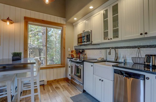 Century West Condo | Fantastic Mt. Bachelor Villiage Escape, 10 min to Downtown & Old Mill, Deck, River Trails, Fireplace
