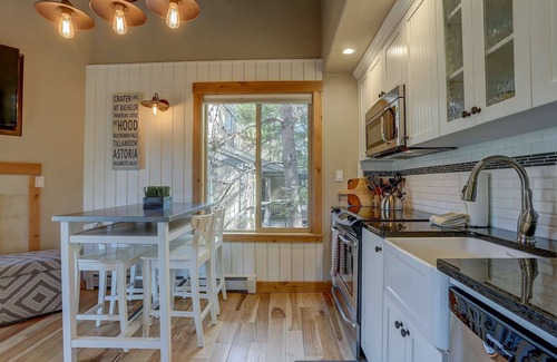 Century West Condo | Fantastic Mt. Bachelor Villiage Escape, 10 min to Downtown & Old Mill, Deck, River Trails, Fireplace