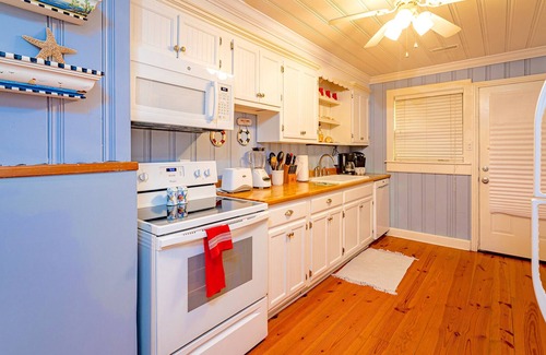 Emerald Isle Cottage | Fantastic Ocean Front Cottage with Private Swimming Pool right on the Beach!