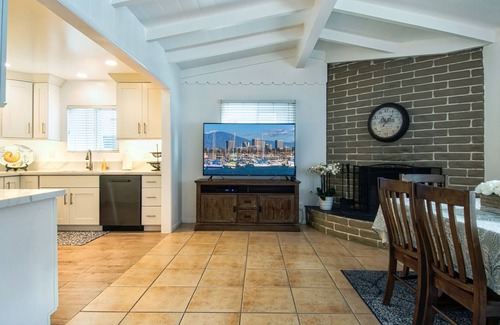 Santa Ana Heights Apartment | Fantastic Peninsula Beach & Bay Location – 11 Houses to the Sand!
