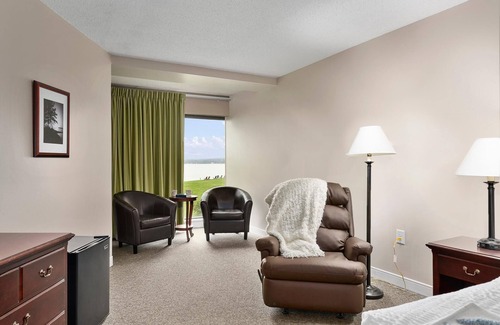North East Hotel | Fantastic Suite With King Bed and Beautiful Bay View!