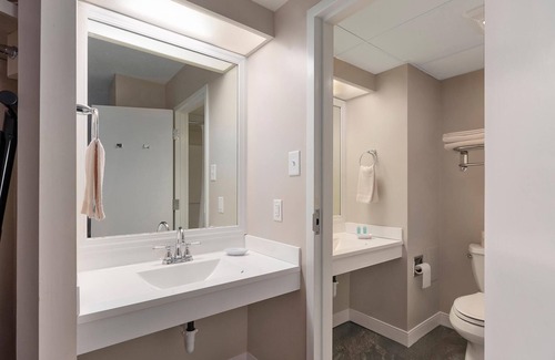 North East Hotel | Fantastic Suite With King Bed and Beautiful Bay View!