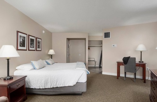 North East Hotel | Fantastic Suite With King Bed and Beautiful Bay View!