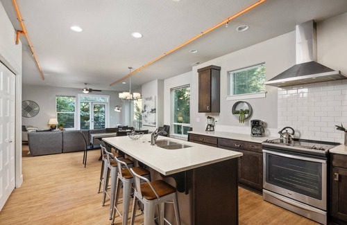 Creston - Kenilworth House | Fantastic Woodstock Townhouse, Pet Friendly Huge Open Floor Plan, All New Décor, 4 Miles to Portland