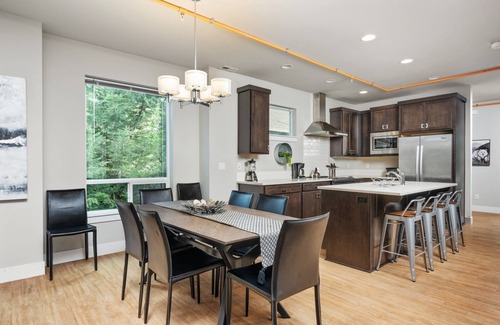 Creston - Kenilworth House | Fantastic Woodstock Townhouse, Pet Friendly Huge Open Floor Plan, All New Décor, 4 Miles to Portland