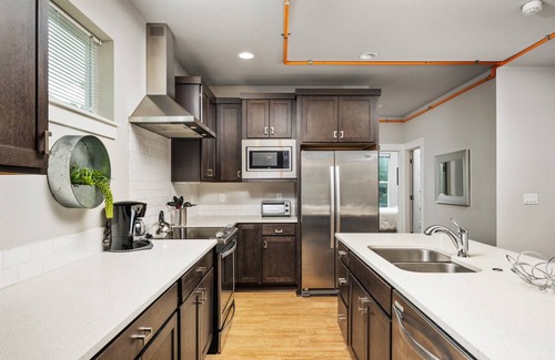Creston - Kenilworth House | Fantastic Woodstock Townhouse, Pet Friendly Huge Open Floor Plan, All New Décor, 4 Miles to Portland