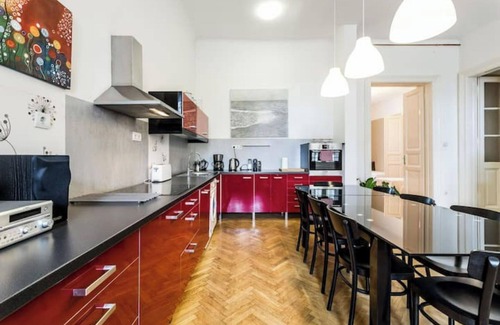 Nepszinhaz negyed Apartment | Fantastique Appartement Pour 13 Personnes Avec 3 Salles de Bain