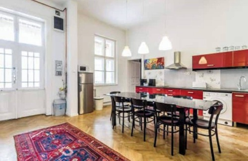 Nepszinhaz negyed Apartment | Fantastique Appartement Pour 13 Personnes Avec 3 Salles de Bain