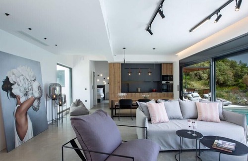 Fternon Villa | Faos One High-End Villa overlooking Mikros Gialos Bay!