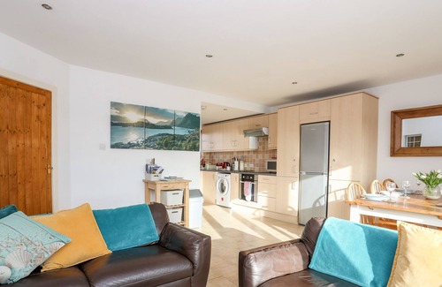 Cemaes Bay Cottage | FARM COTTAGE, pet friendly, with a garden in Cemaes Bay
