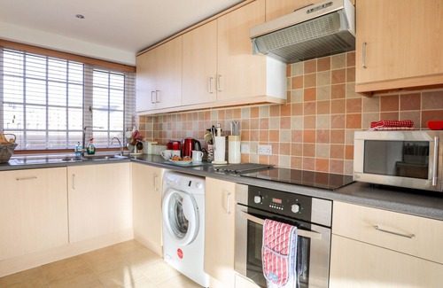 Cemaes Bay Cottage | FARM COTTAGE, pet friendly, with a garden in Cemaes Bay