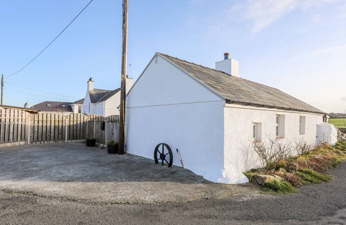 Cemaes Bay Cottage | FARM COTTAGE, pet friendly, with a garden in Cemaes Bay