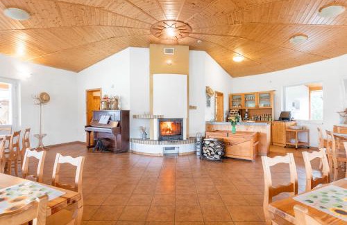 Morasice House | Farma Slunečný Dvůr apartmány a family stany střecha pod střechou