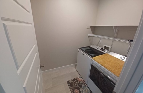 West Haven House | Farmhouse 4-bedroom 4-bath in West Haven