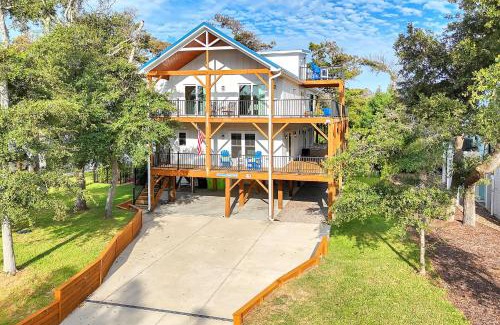 Long Beach House | Farmhouse at Turtle Creek by Oak Island Accommodations